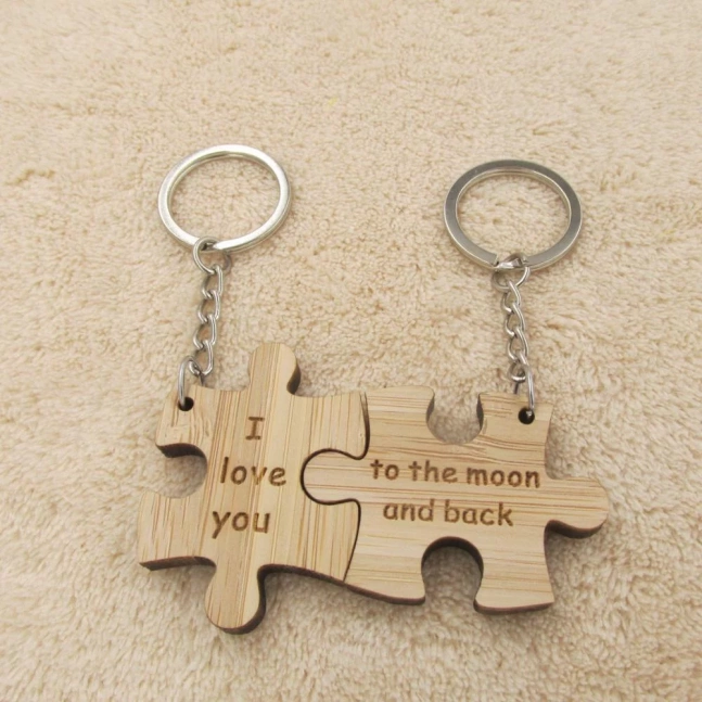 Dřevěná klíčenka pro páry ve tvaru puzzle - To the moon and back