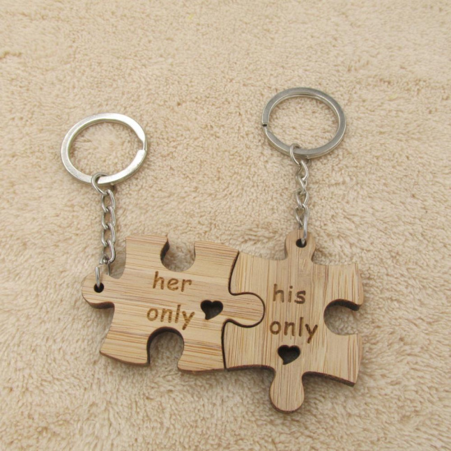 Dřevěná klíčenka pro páry ve tvaru puzzle - Her only/His only