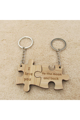 Dřevěná klíčenka pro páry ve tvaru puzzle - To the moon and back
