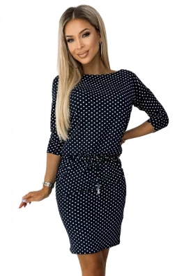 13-157 Sportowa sukienka z wiązaniem i kieszonkami - jeans z małe kropki