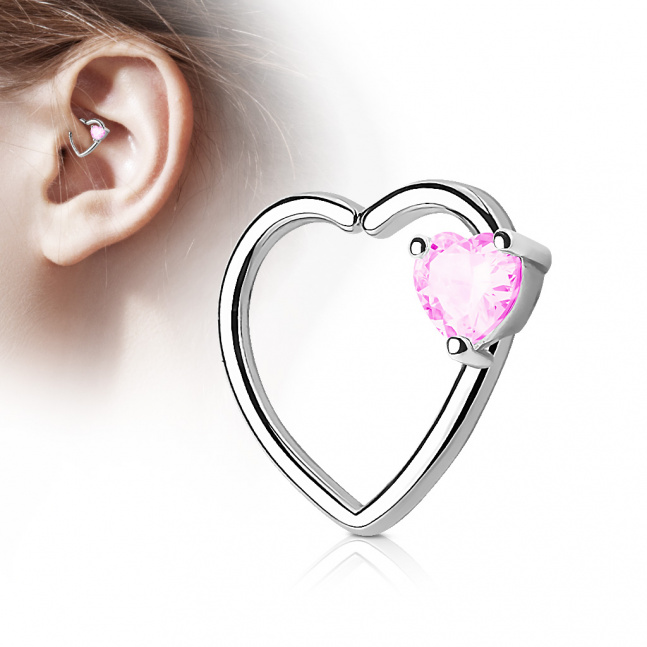 Ocelový piercing do levého ucha - srdce s růžovým kamínkem