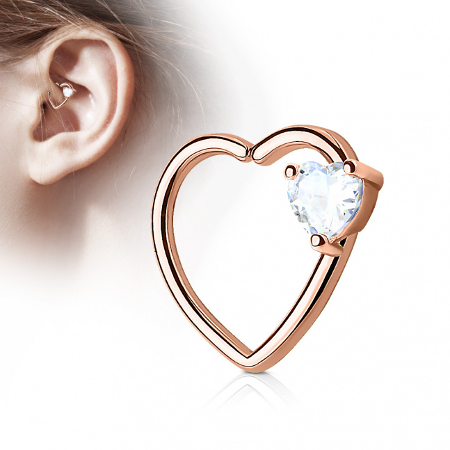 Pravým 14k, růžovým zlatem zlacený piercing do levého ucha - srdce s čirým kamínkem